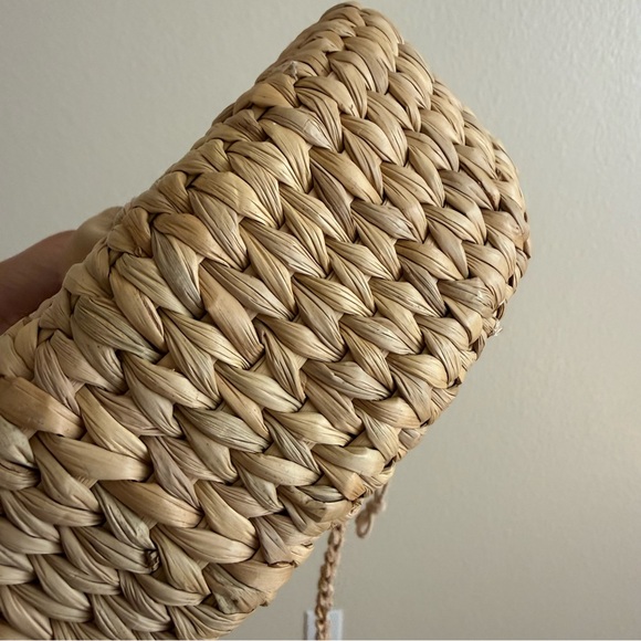 Elegant Tan Woven Shoulder Bag - Picture 12 of 12